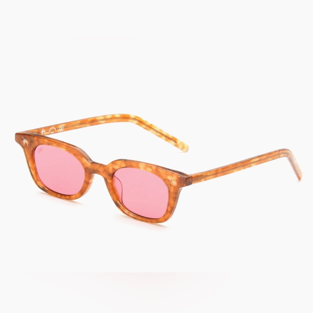 Akila pink tint mister green